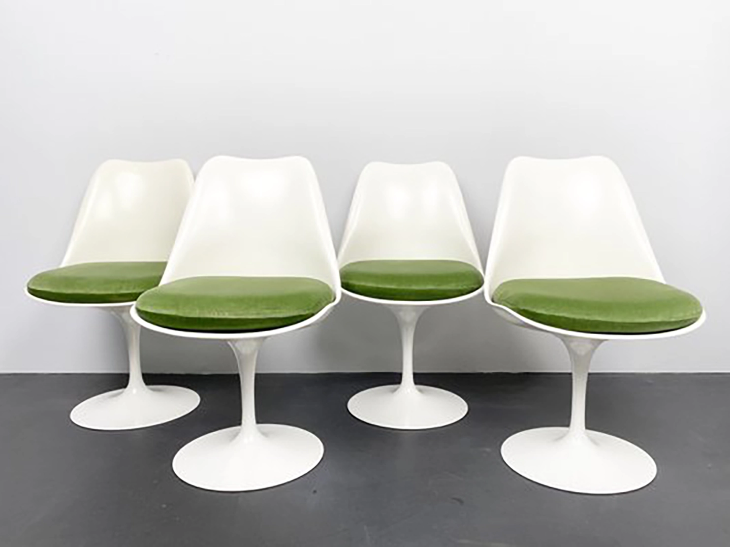 Eero Saarinen, "Tulip Chair", Fiberglass and aluminum, Michigan, 1965.